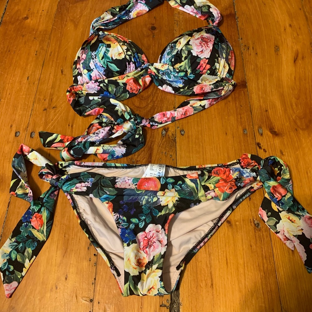 Beautiful floral bikini set!